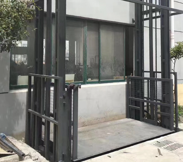 黎母山镇导轨式施工升降机助力民生工程提速增效